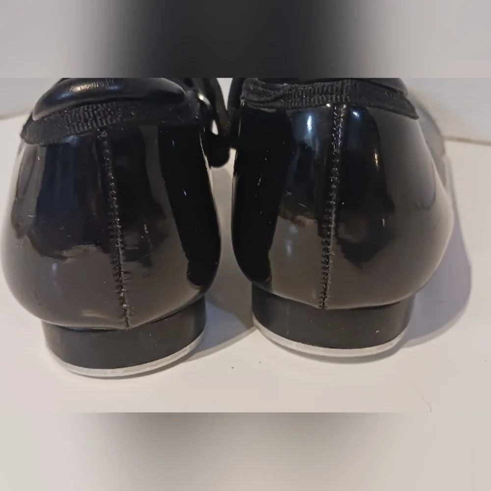 Freestyle a Danskin Company Black Patent Tap shoes ‎ sz 1